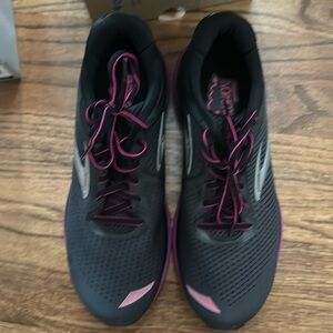 Brooks adrenaline GTS 20 size 10.5 worn once great running shoes